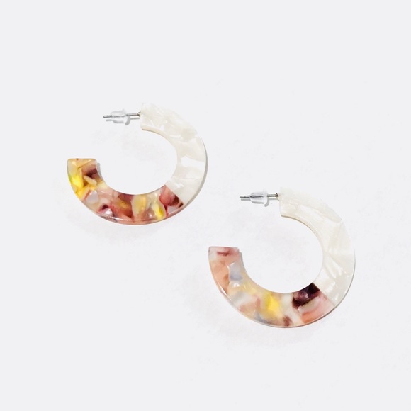 CAMILLE RESIN HOOP EARRINGS PEARL MULTI 1.5” - Picture 2 of 7